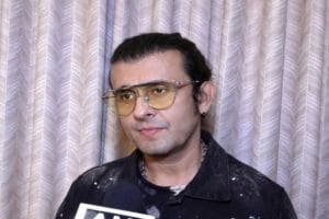 Sonu Nigam responding to a fan during his Bengaluru concert over Kannada song request