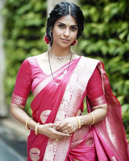 Swarda Thigale Siddharth Raut Romantic Photoshoot