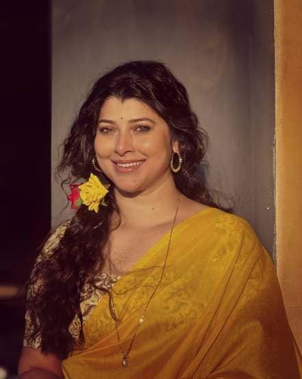 Tejaswini pandit yellow saree look