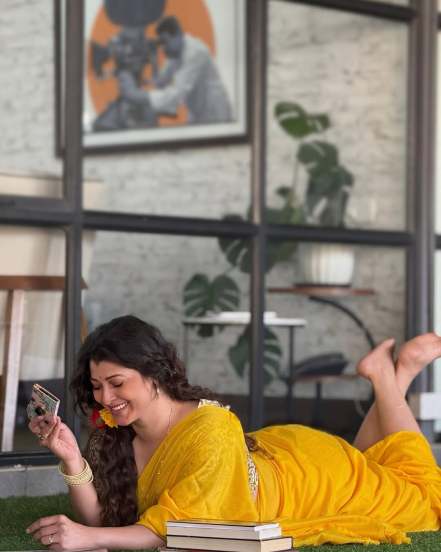 Tejaswini pandit yellow saree look