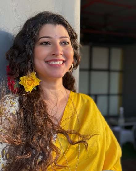 Tejaswini pandit yellow saree look