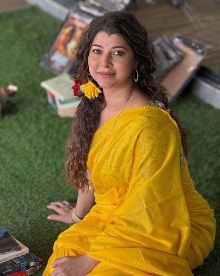 Tejaswini pandit yellow saree look