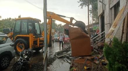 The Ambernath Municipal Administration took strict action on Wednesday against encroachments blocking the main roads of Ambernath city