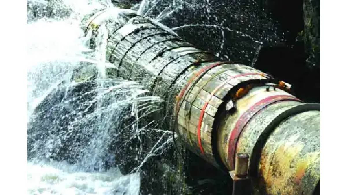 Thousands of liters of water were wasted due to a broken valve in the water supply pipeline in the Sinhagad Road area