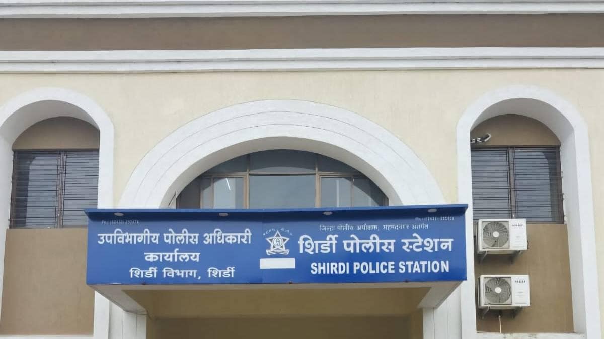 Three and a half kg of gold and Rs 4 lakh cash stolen from a hotel in Shirdi belonging to a gold merchant in Mumbai