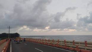 Unseasonal rains once again hit Lanja and Rajapur tehsil a youth died on the spot and another was seriously injured after being struck by lightning