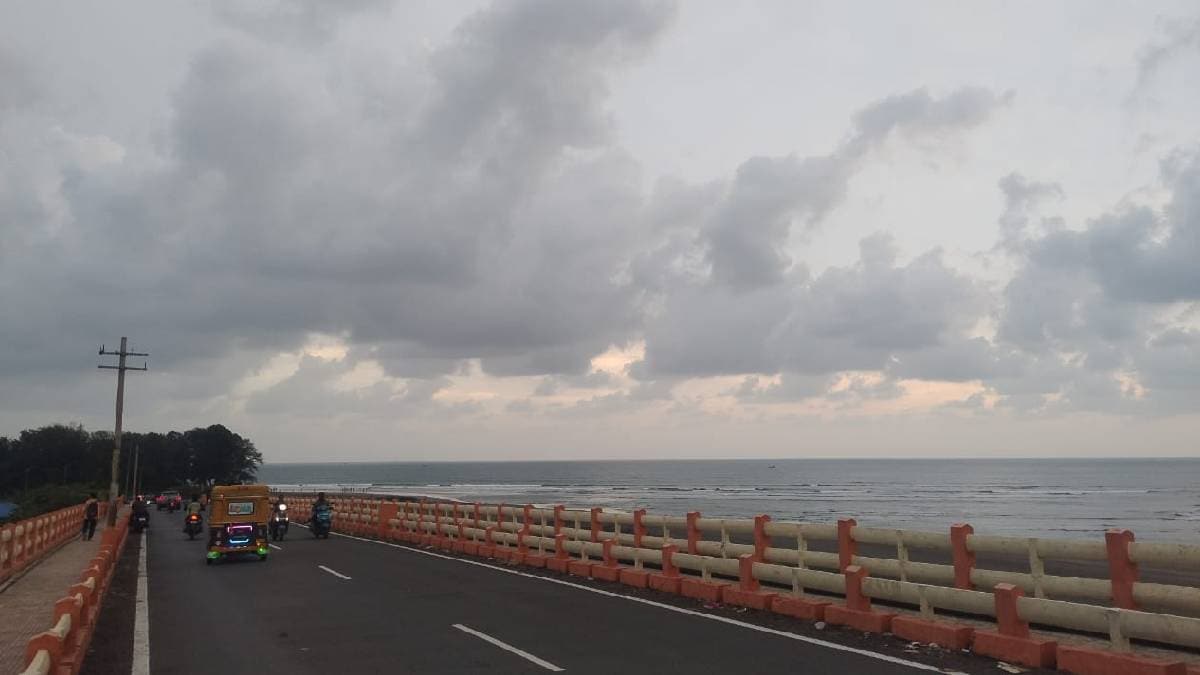 Unseasonal rains once again hit Lanja and Rajapur tehsil a youth died on the spot and another was seriously injured after being struck by lightning