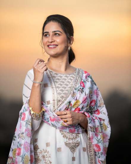 Vaidehi Parashurami Golden Lehenga Look