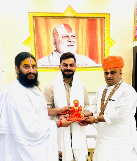 Virat Kohli Anushka Sharma Hanuman Garhi darshan ayodhya
