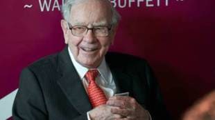 Warren Buffett jokes about crowd's roaring reaction