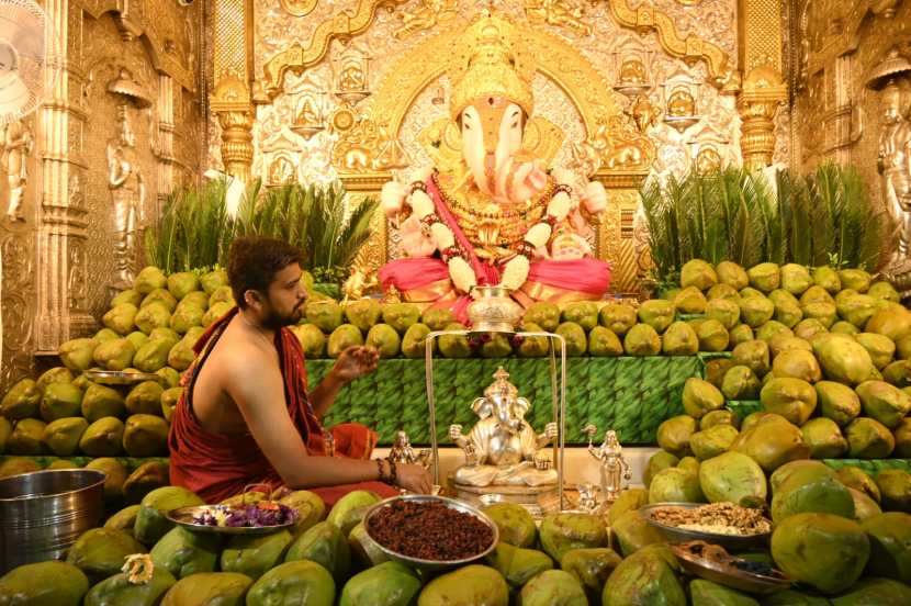 shreemant dagadusheth halwai ganapati pune offered 5000 coconut water
