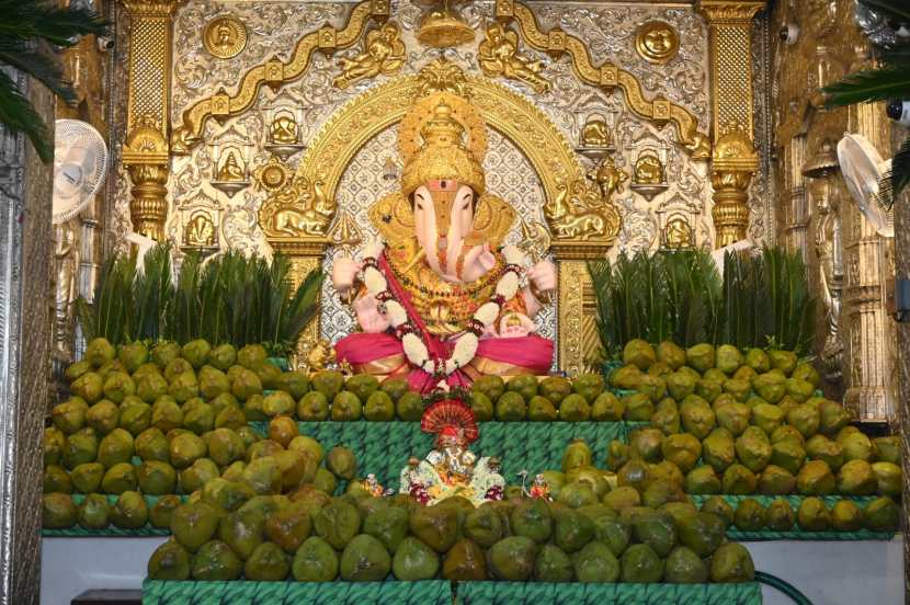 shreemant dagadusheth halwai ganapati pune offered 5000 coconut water