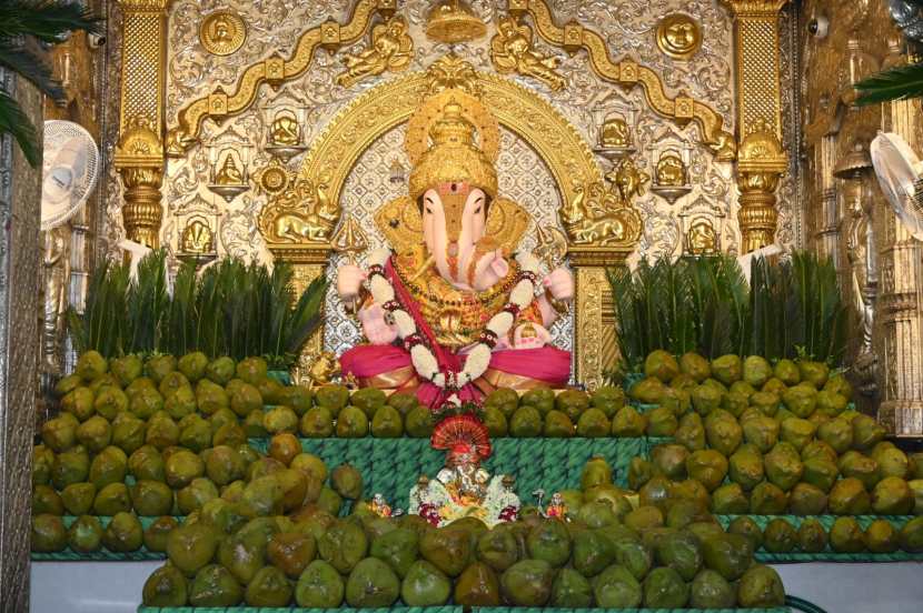 shreemant dagadusheth halwai ganapati pune offered 5000 coconut water