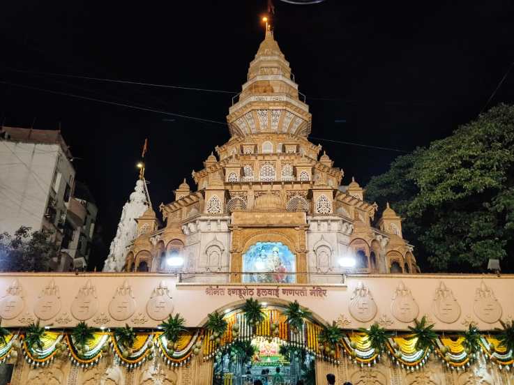 shreemant dagadusheth halwai ganapati pune offered 5000 coconut water