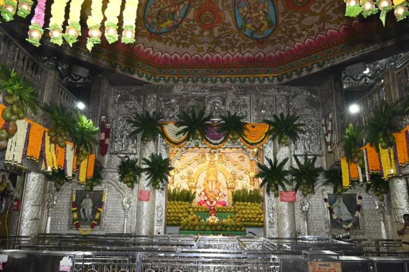 shreemant dagadusheth halwai ganapati pune offered 5000 coconut water