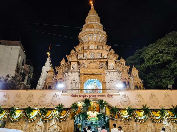 shreemant dagadusheth halwai ganapati pune offered 5000 coconut water