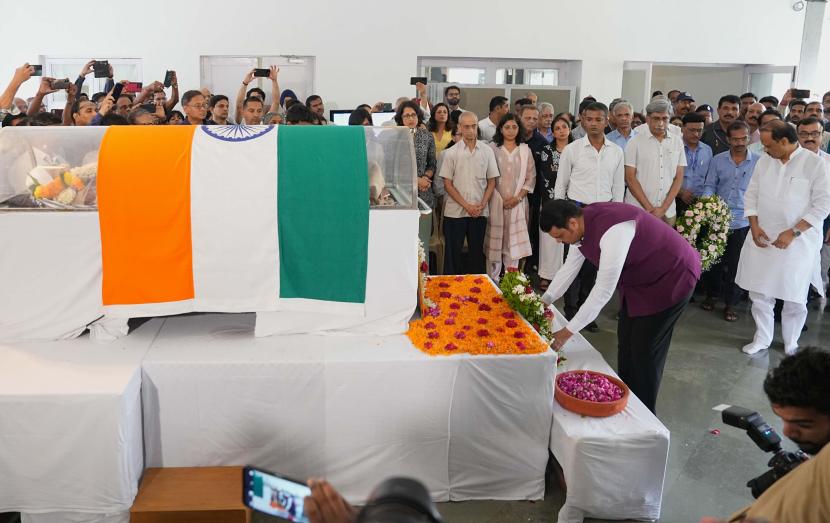 astrophysicist Jayant Narlikar funeral, jayant narlikar death state honours photos