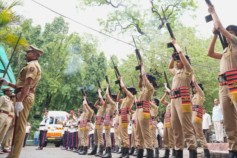 astrophysicist Jayant Narlikar funeral, jayant narlikar death state honours photos