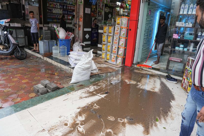 Retaining wall collapsed and the naullah water entered in to the shops and houses near Bishops school in Undri