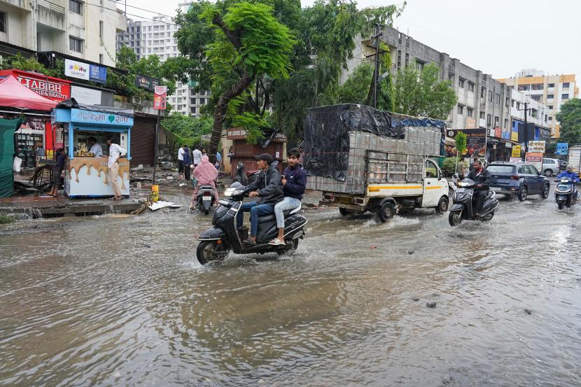 Retaining wall collapsed and the naullah water entered in to the shops and houses near Bishops school in Undri