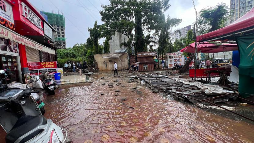 Retaining wall collapsed and the naullah water entered in to the shops and houses near Bishops school in Undri
