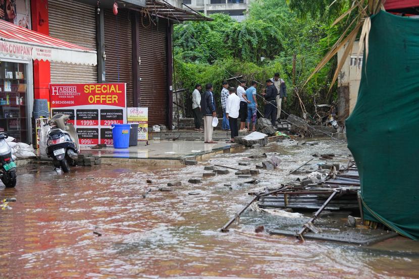 Retaining wall collapsed and the naullah water entered in to the shops and houses near Bishops school in Undri