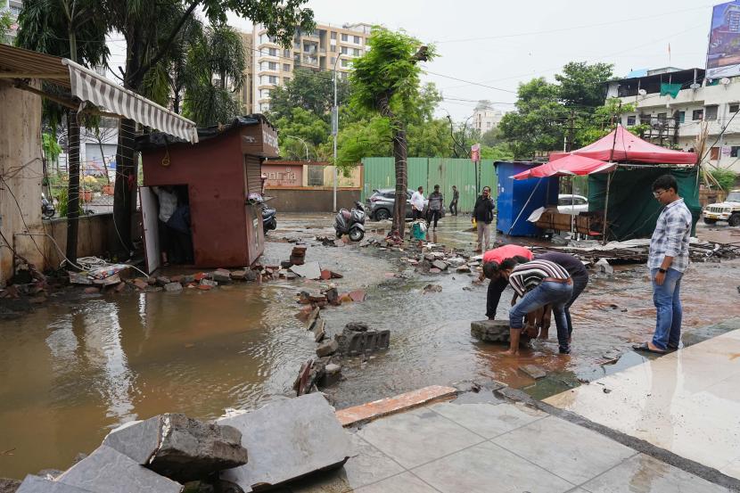 Retaining wall collapsed and the naullah water entered in to the shops and houses near Bishops school in Undri