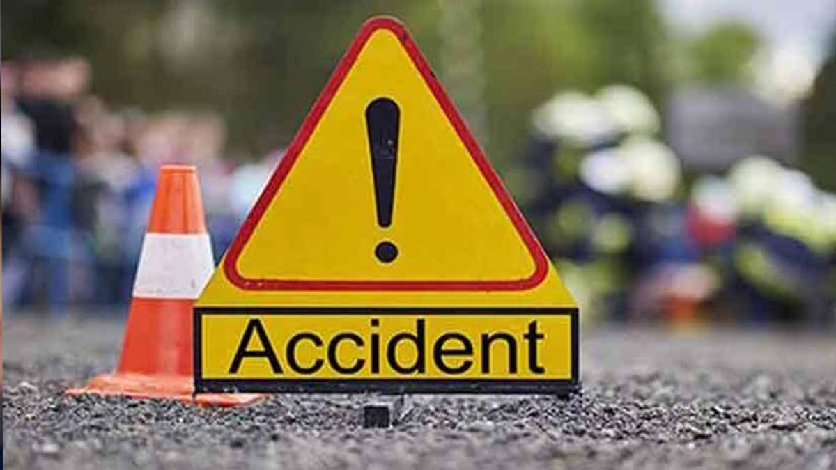 A truck hit two cars! One child died; ten people were injured in solapur