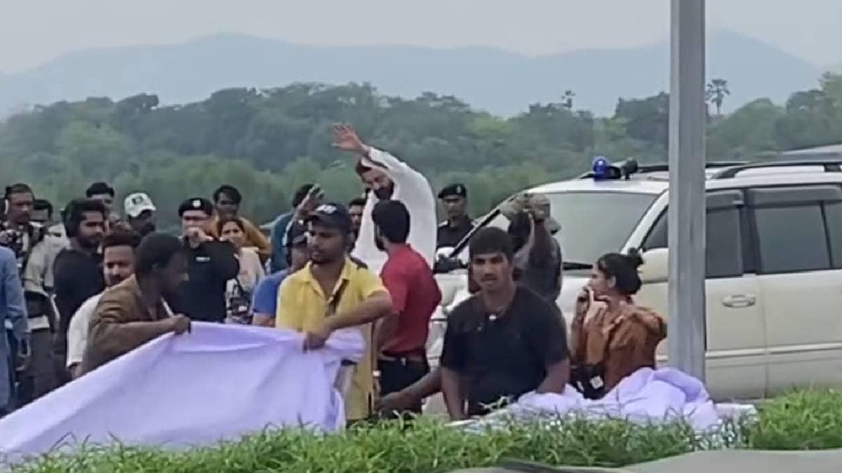 Fans thronged the Mankoli bridge area as actor Sanjay Dutt arrived in Dombivli