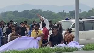 Fans thronged the Mankoli bridge area as actor Sanjay Dutt arrived in Dombivli