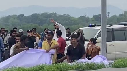 Fans thronged the Mankoli bridge area as actor Sanjay Dutt arrived in Dombivli