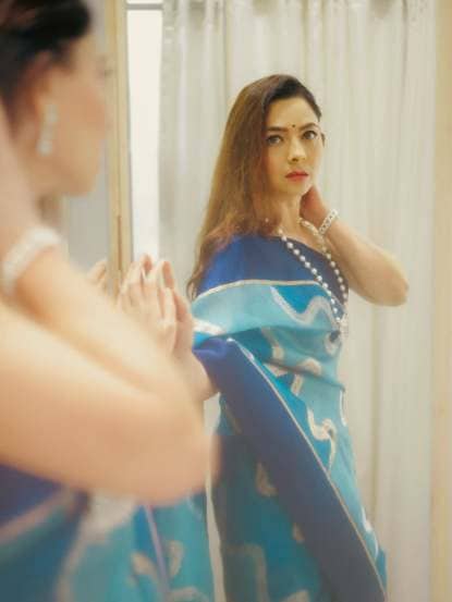 actress sonalee kulkarni shared new look in blue saree