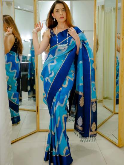 actress sonalee kulkarni shared new look in blue saree