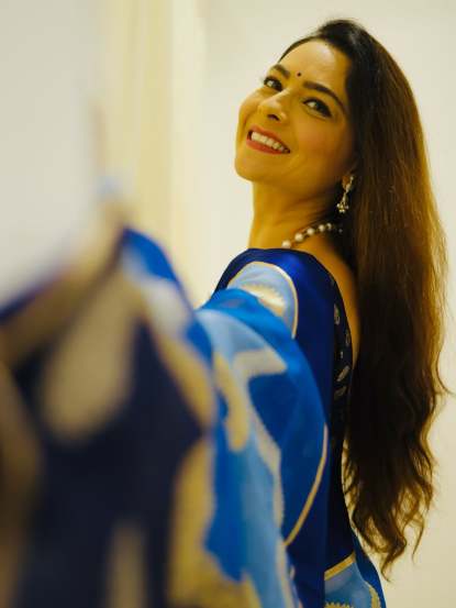 actress sonalee kulkarni shared new look in blue saree