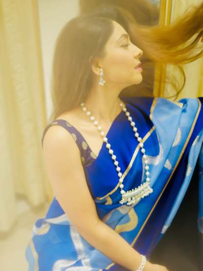 actress sonalee kulkarni shared new look in blue saree