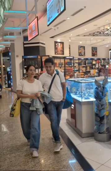 aishwarya and avinash narkar went to vietnam visit hanoi train street