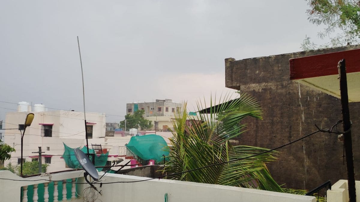 Akola Heavy rain with thunder Power supply disrupted