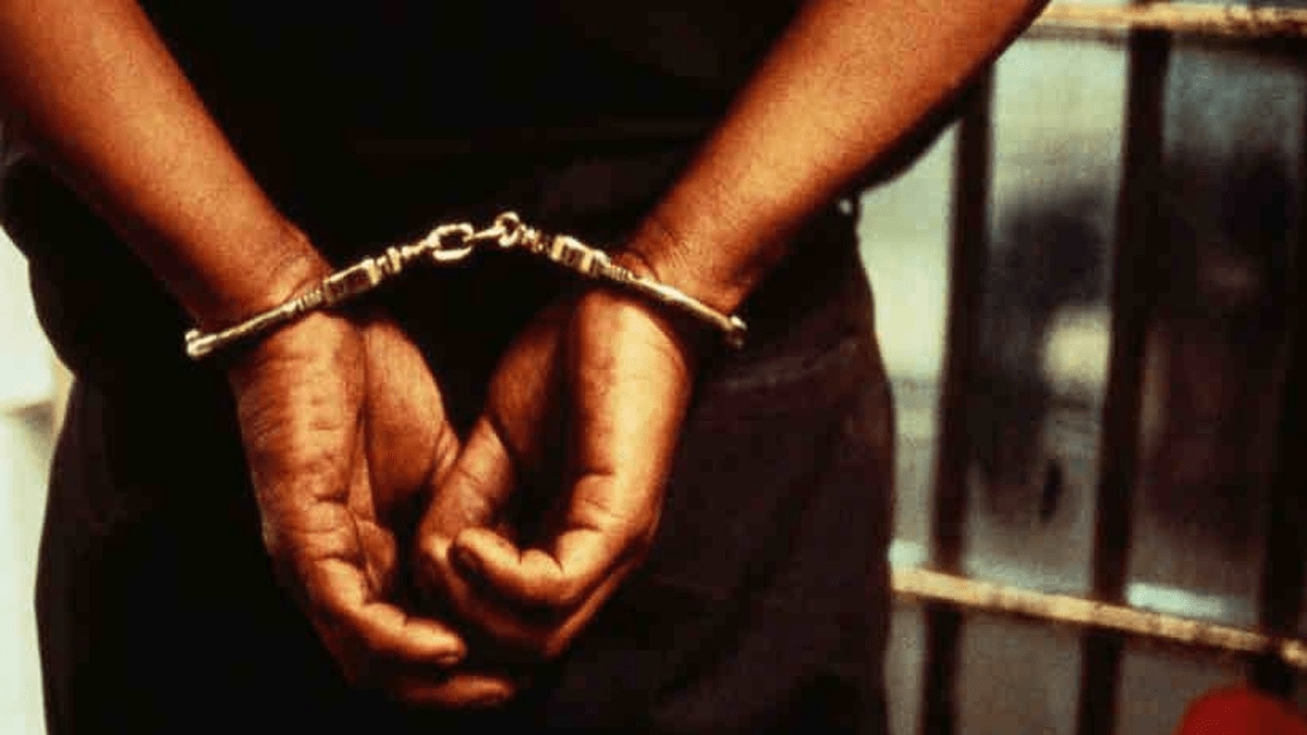 thief from Nandivli, who stole a local train passenger's mobile by hitting it out of his hand, has been arrested in Dombivli