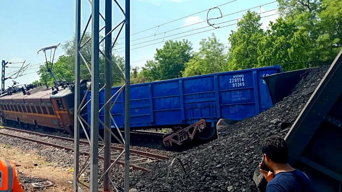 bhusawal surat rail traffic disrupted coal goods train derails jalgaon