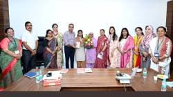 दहावीतील गुणवंतांच्या पाठीवर अतिरिक्त आयुक्तांची कौतुकाची थाप; पुस्तके, पुष्पगुच्छ देऊन विद्यार्थ्यांचा सत्कार