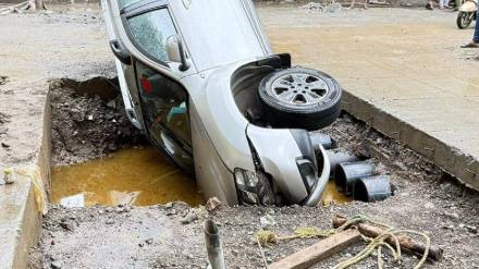 Car falls into pit, Mumbai, contractor fined,