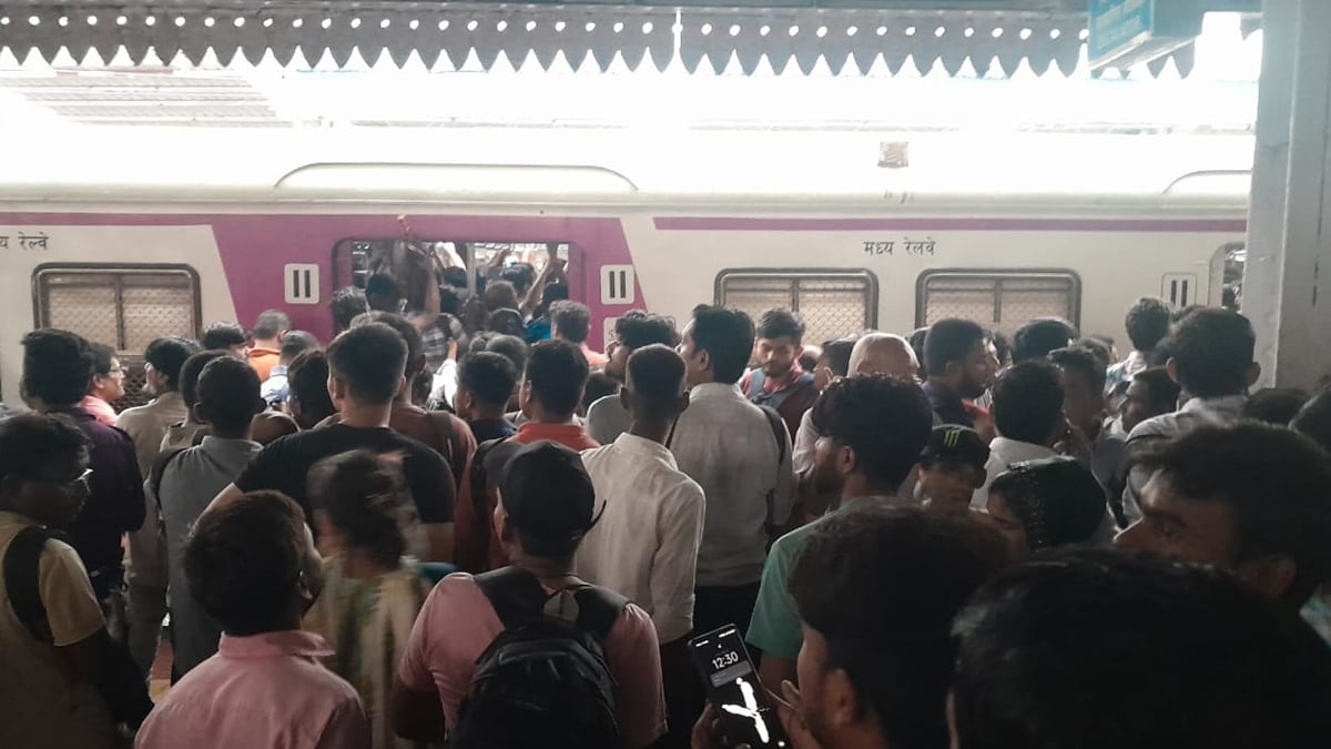 thane district railway stations crowded