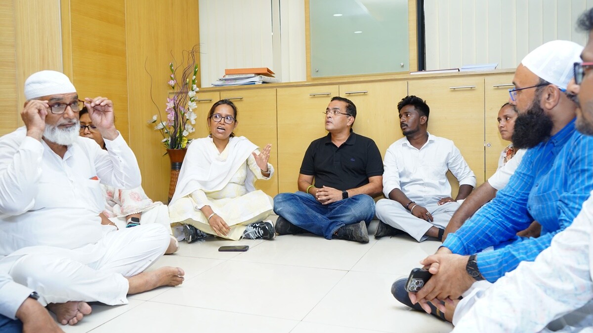 congress leader varsha gaikwad agitation