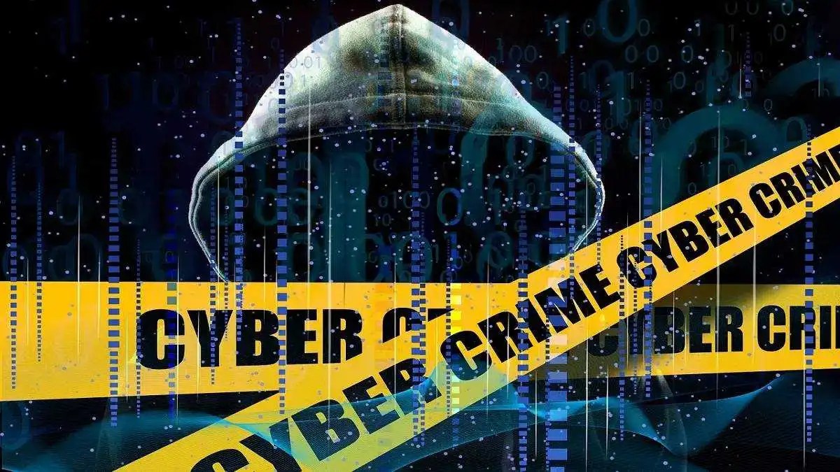 cyber criminals by baiting of free credit cards Former bank employees cheated