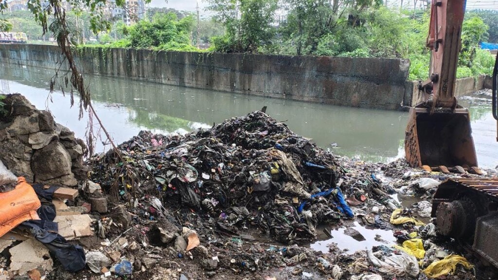 Due to rain, roads are filled with mud, and the removed sludge is still kept near the drains; there is a risk of disease in mumbai