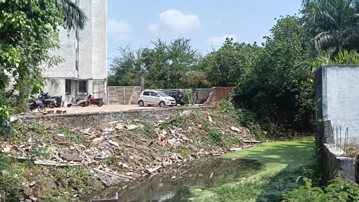 Residents demand protective wall for Drain