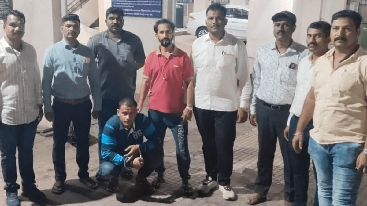 In Kalyan, two smugglers were arrested with drugs worth sixty thousand rupees
