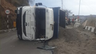 Near Satara, two injured as a dumper overturned in Yavateshwar Ghat