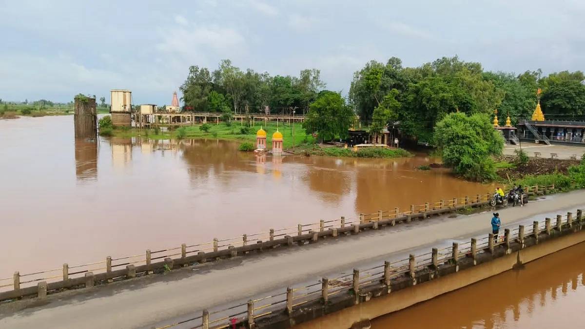 Although the rainfall in Kolhapur district has decreased the water level of Panchganga river has increased by one foot
