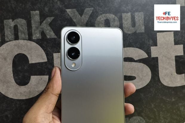 S25 Edge मध्ये मागील बाजूस 200MP चा प्रायमरी कॅमेरा आहे जो कमी प्रकाशातही उत्तम फोटो काढण्यास सक्षम आहे. यात स्टँडर्ड S25 मॉडेलच्या तुलनेत 40% पर्यंत ब्राइट फोटो काढता येतात. हा कॅमेरा 12MP अल्ट्रा-वाइड लेन्ससह जोडलेला आहे जो ऑटोफोकस आणि मॅक्रो फोटोग्राफीला सपोर्ट करतो. सेल्फी आणि व्हिडिओ कॉलसाठी यात 12MP चा फ्रंट-फेसिंग कॅमेरा देण्यात आला आहे. (PC : The Financial Express)